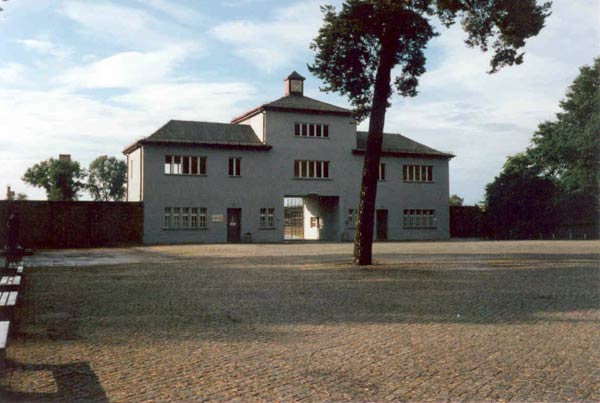 Platt: Sachsenhausen 2003. Eingangstor - ehem.KZ Sachsenhausen
